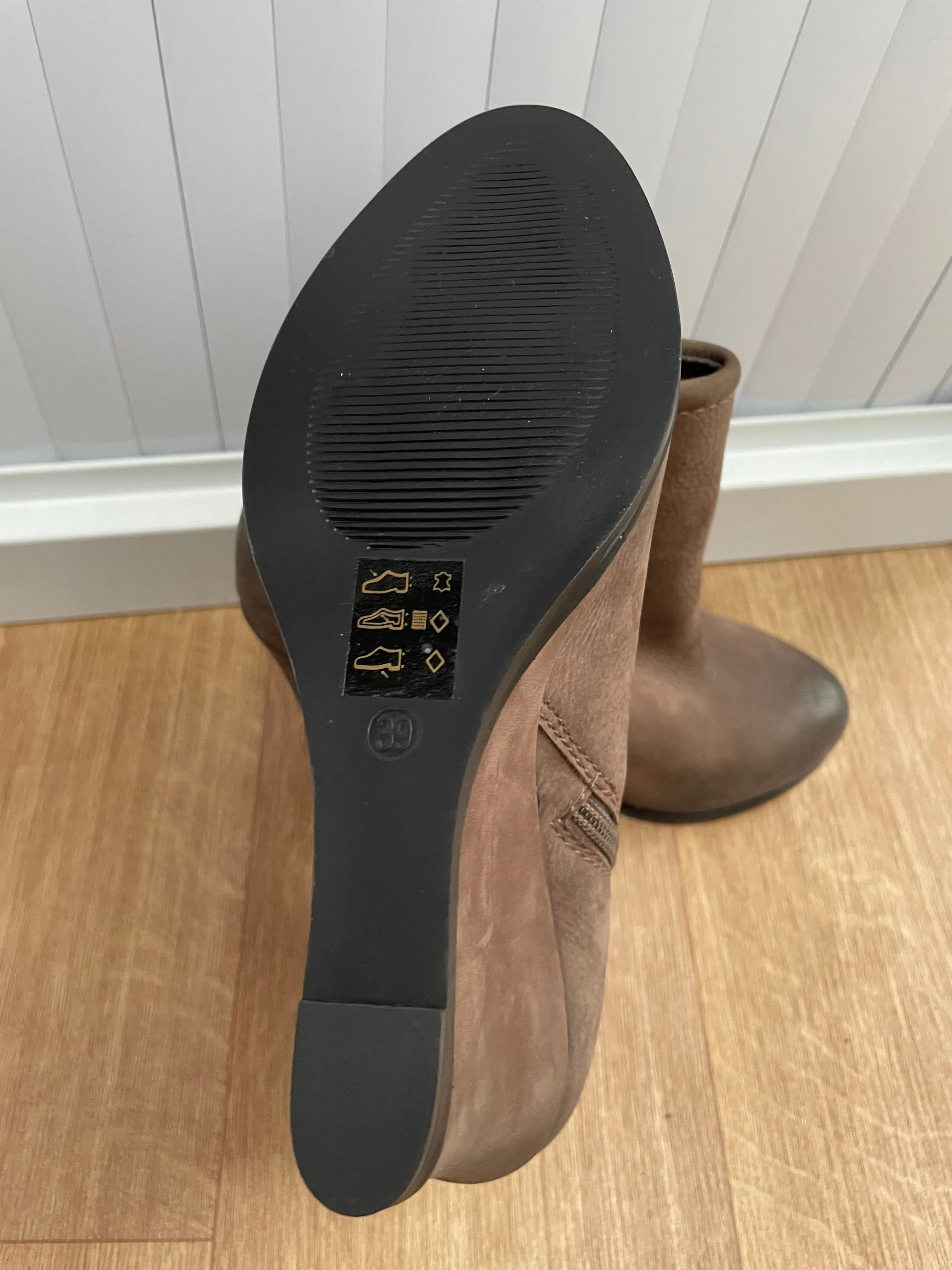 Cara Boots Size 6